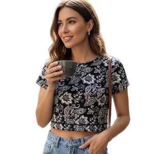 Abercrombie & FITCH Black & White Floral Crop Top